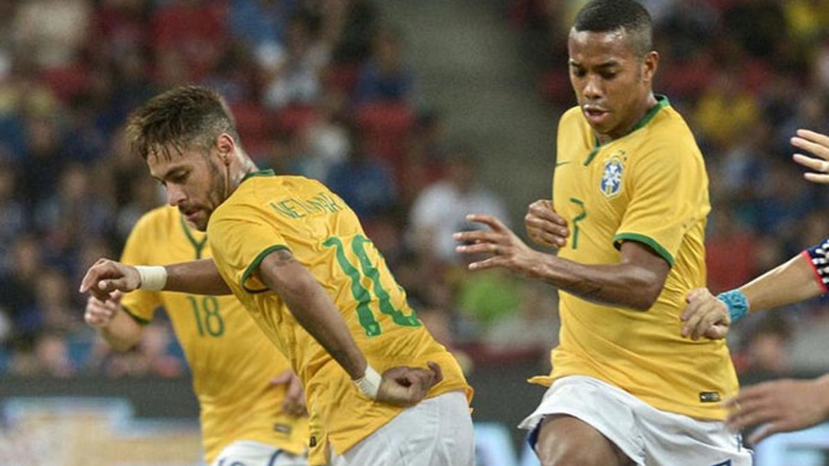 Robinho en un partido con la selección brasileña junto a Neymar