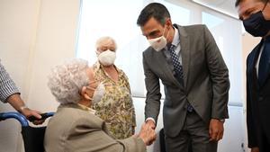 El presidente del Gobierno, Pedro Sánchez, saluda a Araceli Hidalgo, de 97 años, primera vacunada contra el coronavirus en España, durante el acto celebrado con motivo del 70% de la población inmunizada con pauta completa, este 2 de septiembre de 2021 en Guadalajara. 