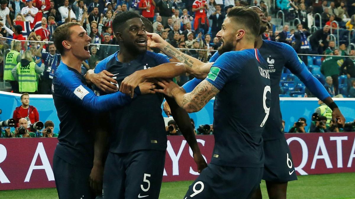 Umtiti, felicitado por sus compañeros de la selección francesa tras marcar a Bélgica en el Mundial-2018.