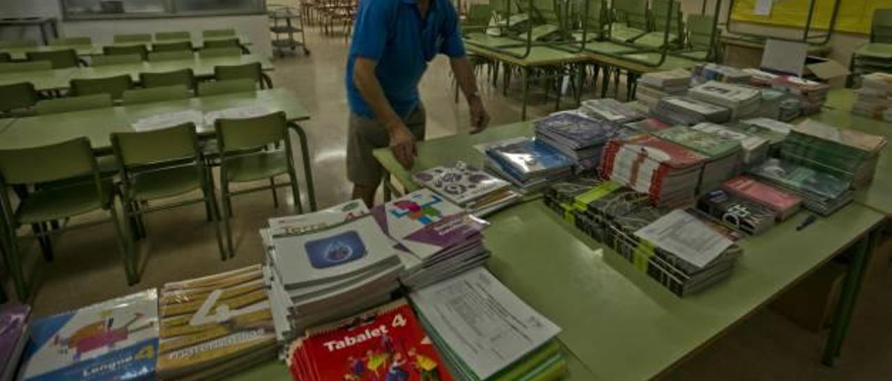 Educación recupera las becas de libros únicamente para los alumnos más necesitados