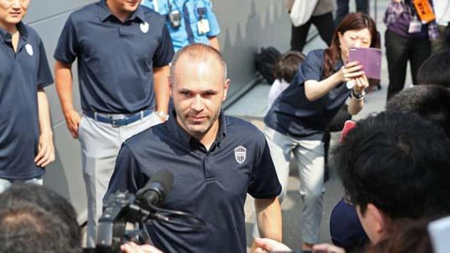 Iniesta llega a Japón ante la expectación de los aficionados.