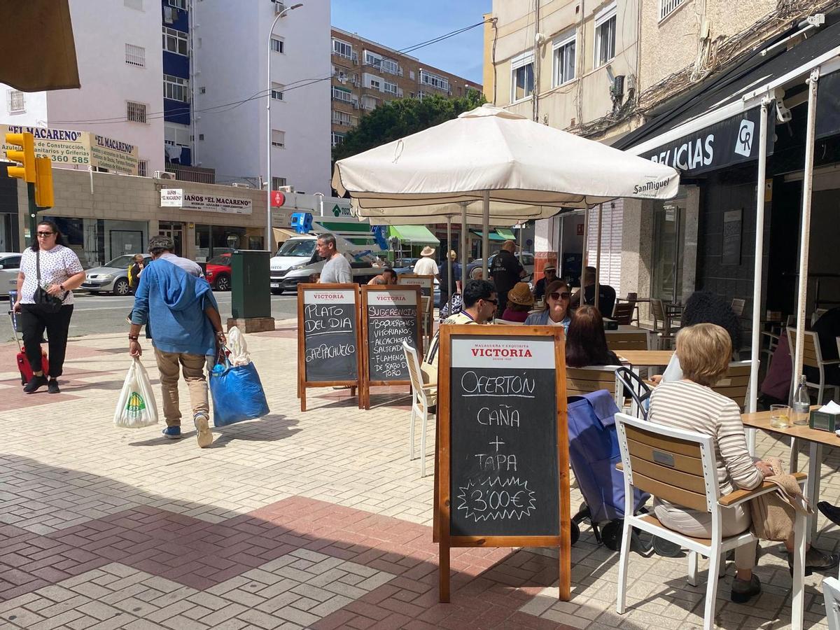 Una de las terrazas que hay en la calle Frigiliana.