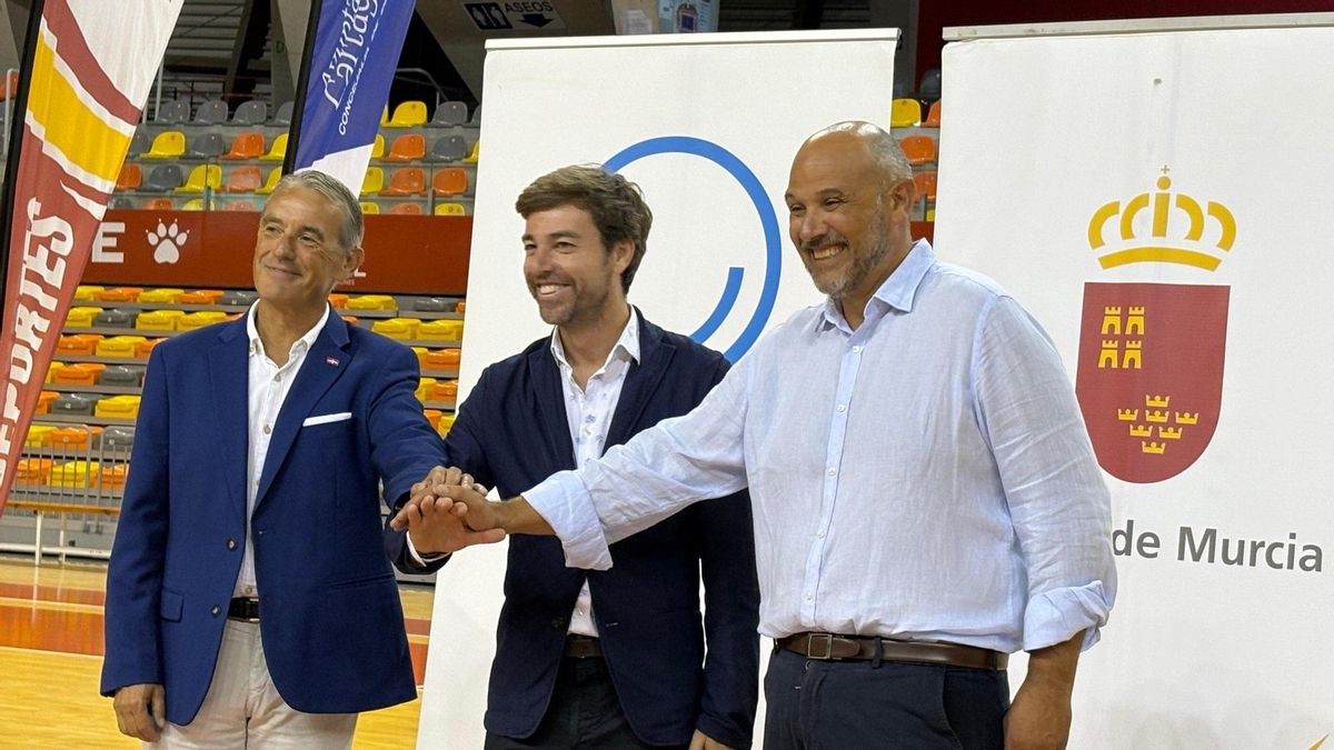 Presentación del acuerdo enter el Caesa Cartagena y la Comunidad Autónoma con el director general de Deportes, Fran Sánchez, en el centro