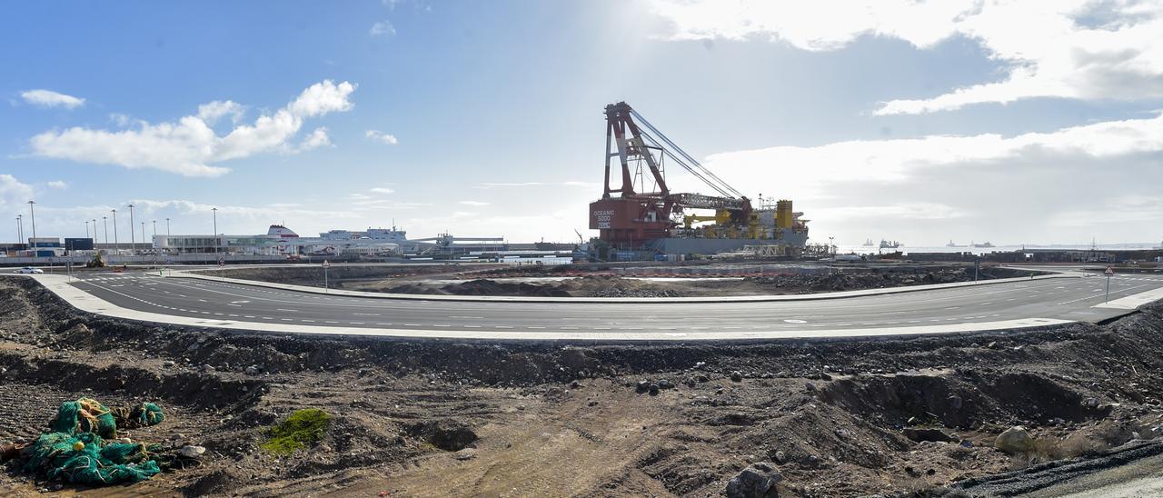 Vista de los nuevos viales junto al anexo del muelle Juan Sebastián Elcano, a la derecha, y con la terminal de Armas al fondo. | | ANDRÉS CRUZ