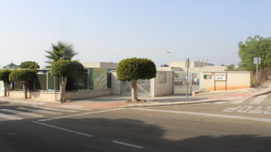 Entrada actual del colegio Jardín Botánico en Mijas.