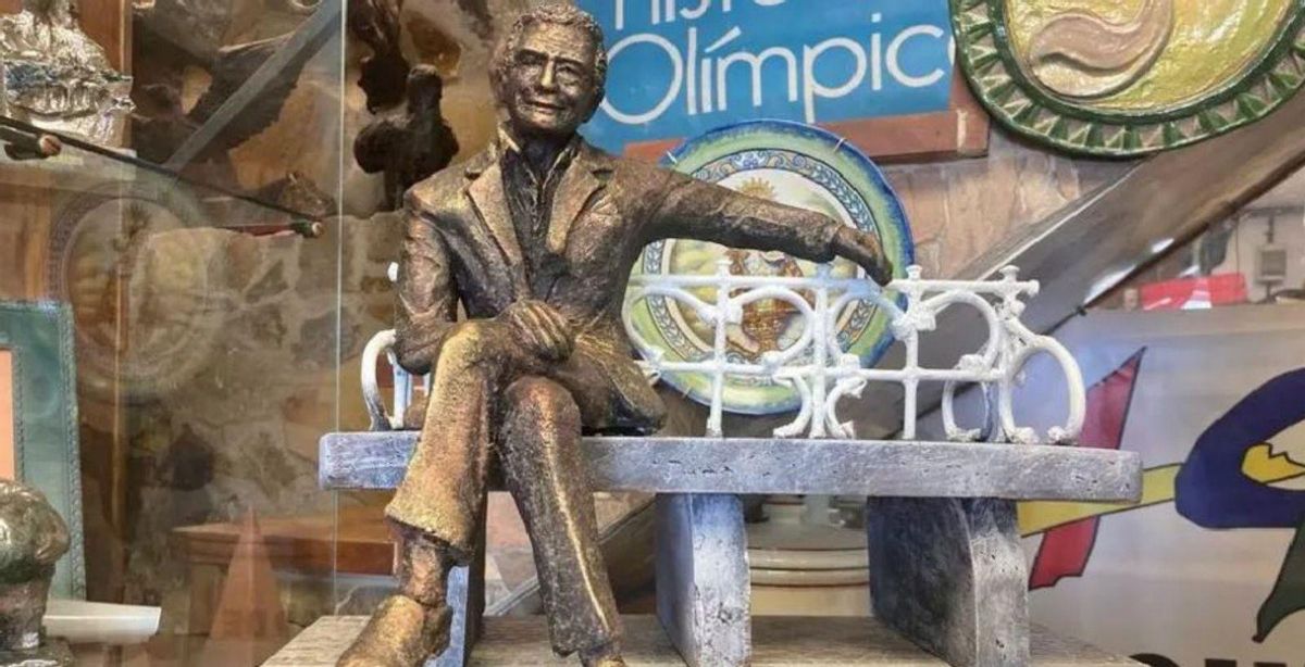 Boceto de la estatua de Arturo Fernández que propone la plataforma Gijón Participa. | GIJÓN PARTICIPA
