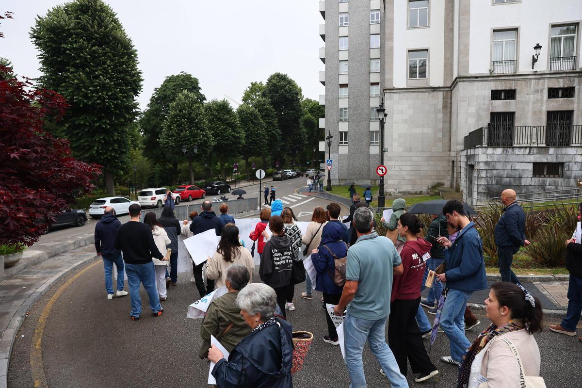 En imágenes: así fue la manifestación por las calles de Oviedo de los vecinos de Trevías que luchan por cambiar la depuradora de lugar En imágenes: así fue la manifestación por las calles de Oviedo de los vecinos de Trevías que luchan por cambiar la depuradora de lugar