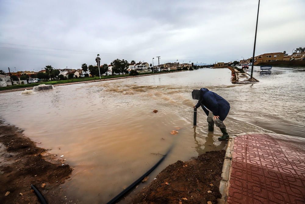 Imágenes de los vecinos retirando agua de las viviendas y las balsas de laminación que no dieron abasto ayer junto a la laguna de Torrevieja