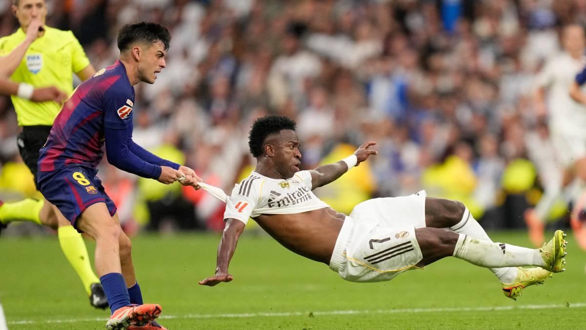 Pedri, en una acción en la que vio la primera amarilla