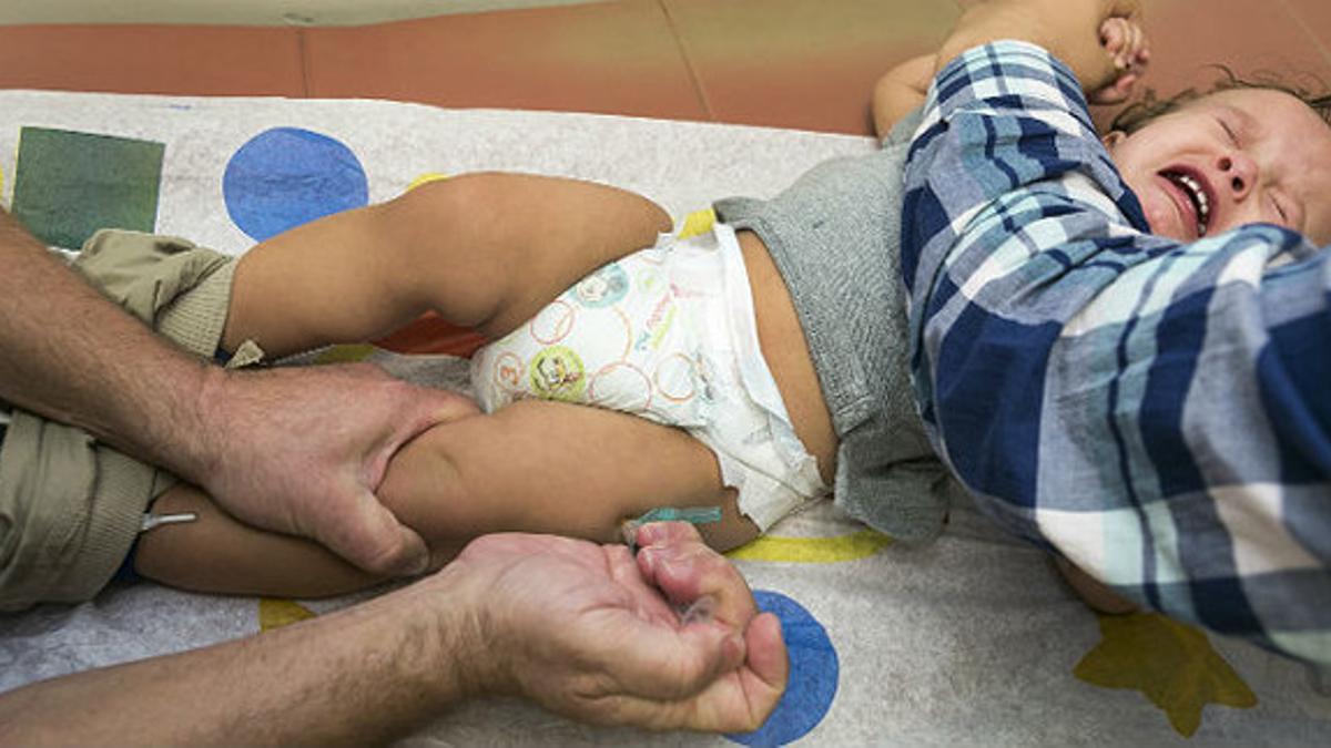 Un pediatra vacuna a un niño contra el sarampión, el pasado enero en Northridge (California).
