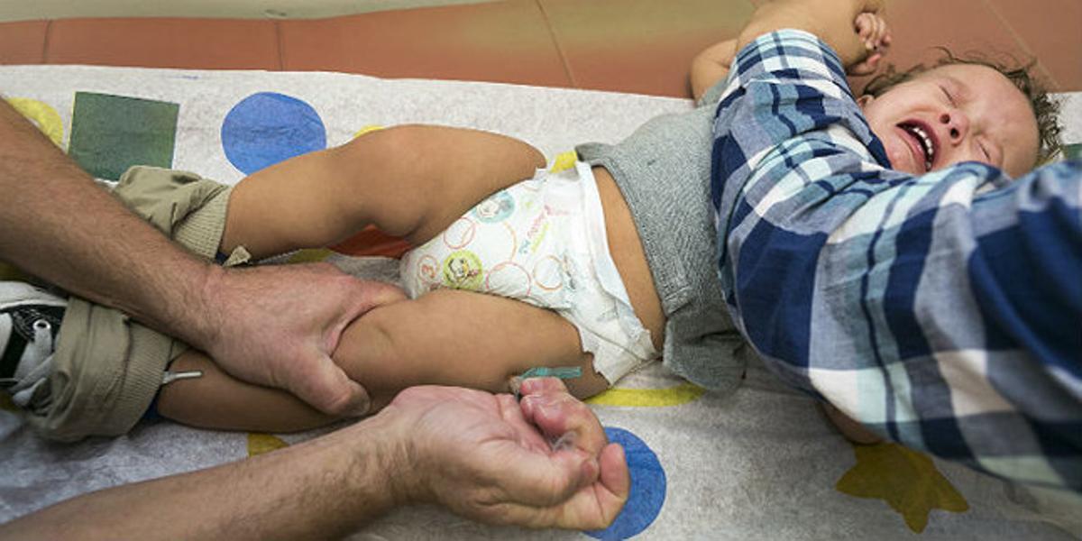 Un pediatra vacuna a un niño contra el sarampión, el pasado enero en Northridge (California).