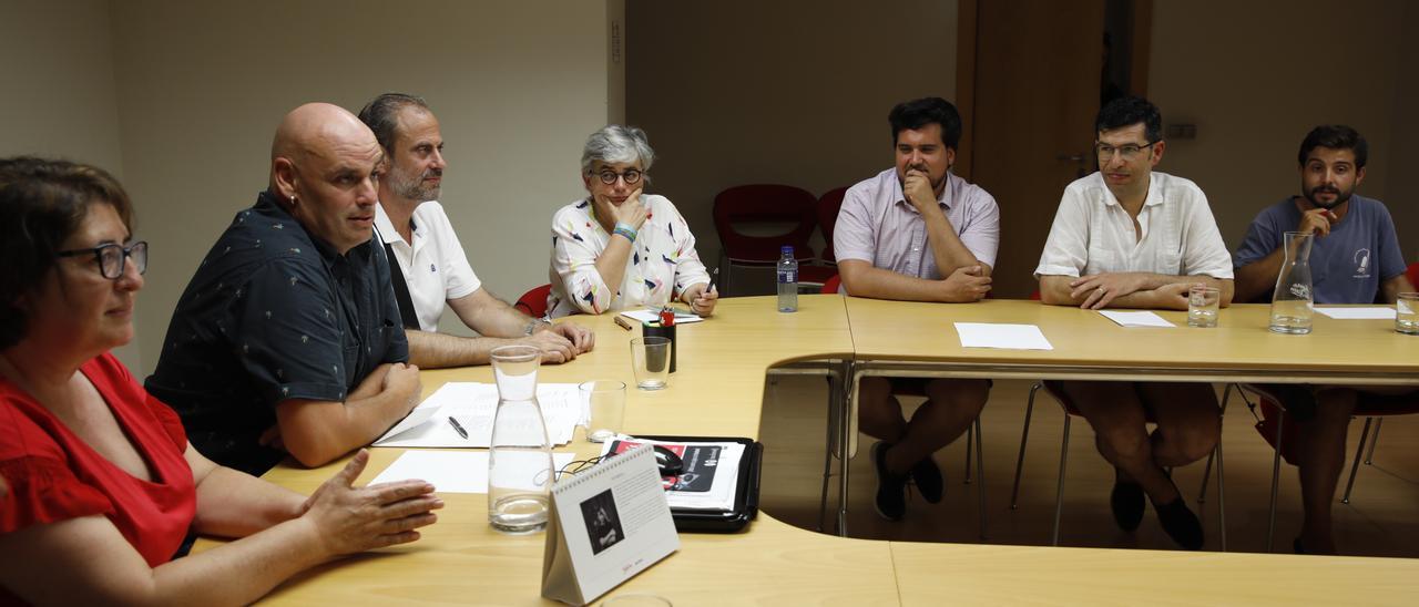 Los miembros de la comisión ejecutiva del PSOE de Gijón, durante su reunión en la sede de la calle La Argandona hace unas semanas.