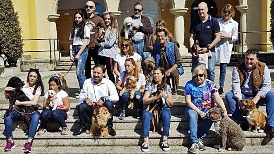 Candidatura y familiares del PP con sus mascotas ante el Concello.