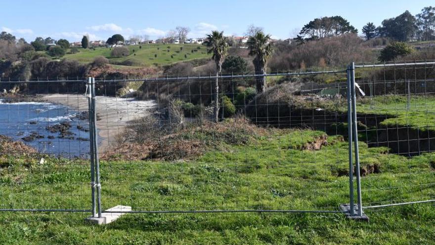 Vallado en Bastiagueiriño tras un gran desprendimiento de tierra, en parte de la zona donde está el muro que eliminará Costas.   | // VÍCTOR ECHAVE