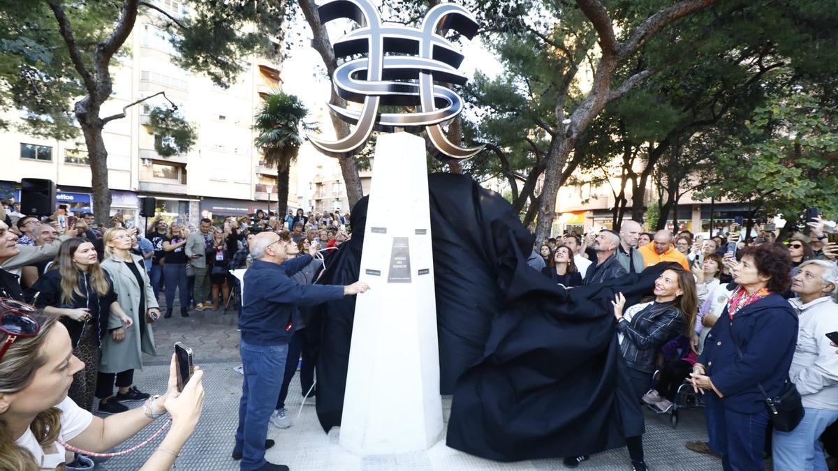 Héroes del Silencio ya tiene su estatua en Zaragoza