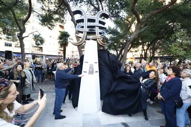 Héroes del Silencio ya tiene su estatua en Zaragoza