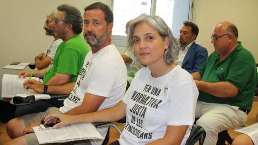 Los padres y madres con camisetas de protesta en el Consell Escolar Municipal.