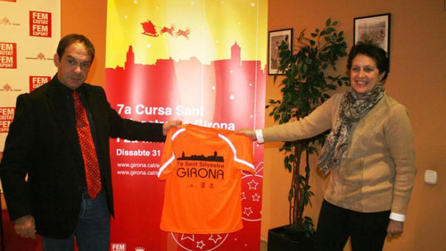 Xavier Avellana i Isabel Muradàs, amb la camiseta oficial de la cursa.