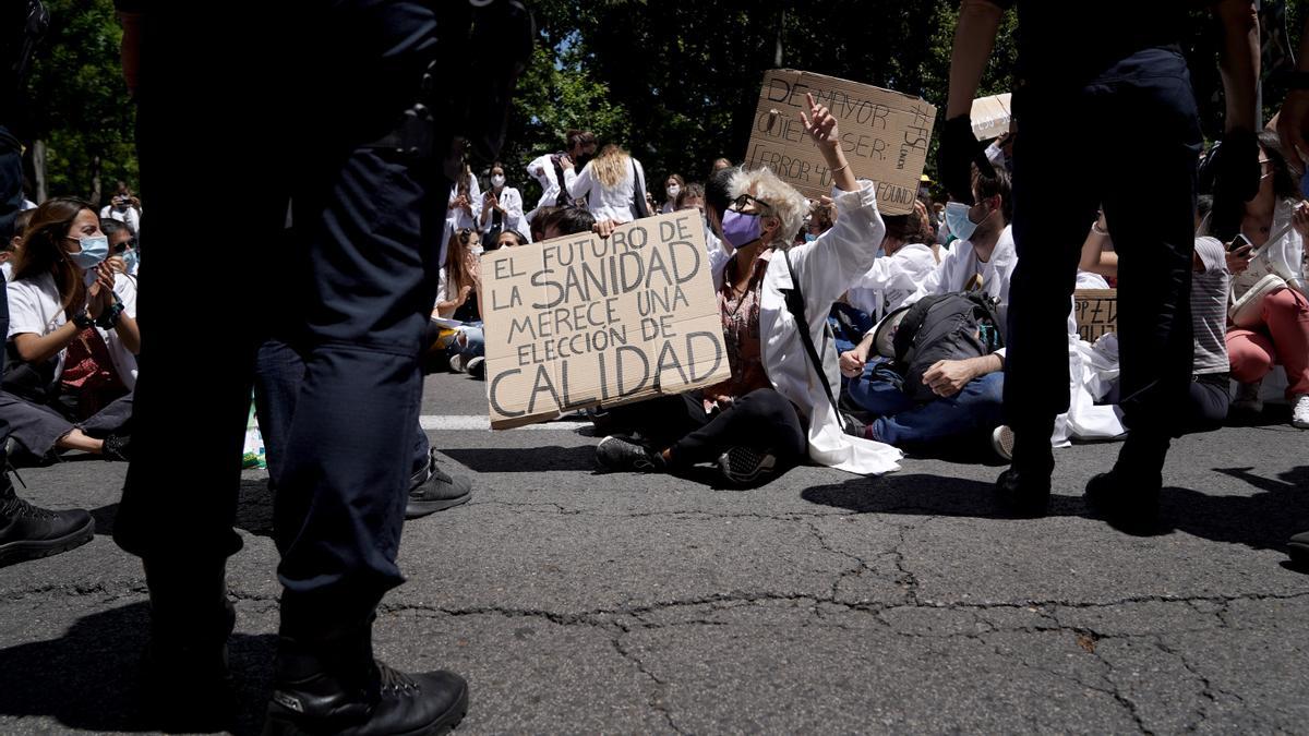 Protesta de aspirantes al MIR frente al ministerio de Sanidad