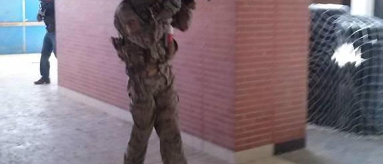 Un jugador de «airsoft», en el interior del edificio.