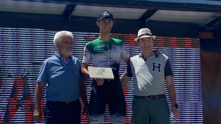 Benito, en el centro, ganador de la etapa.