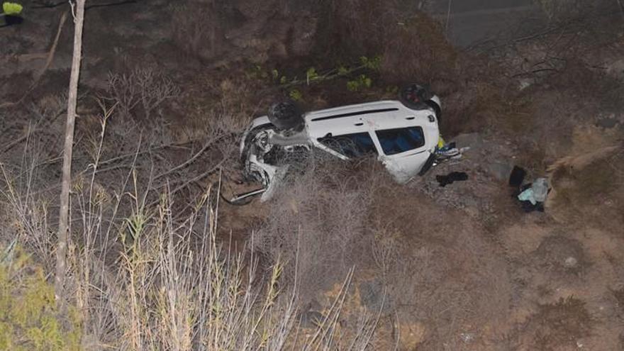 Un coche cae por un barranco en Telde