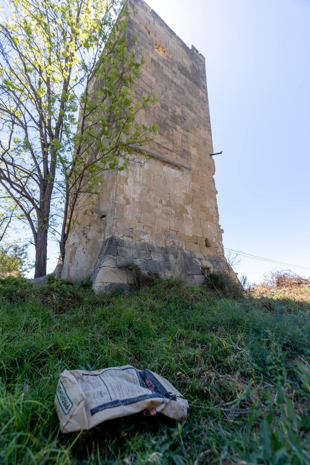 La torre del Ciprés, en estado de abandono.