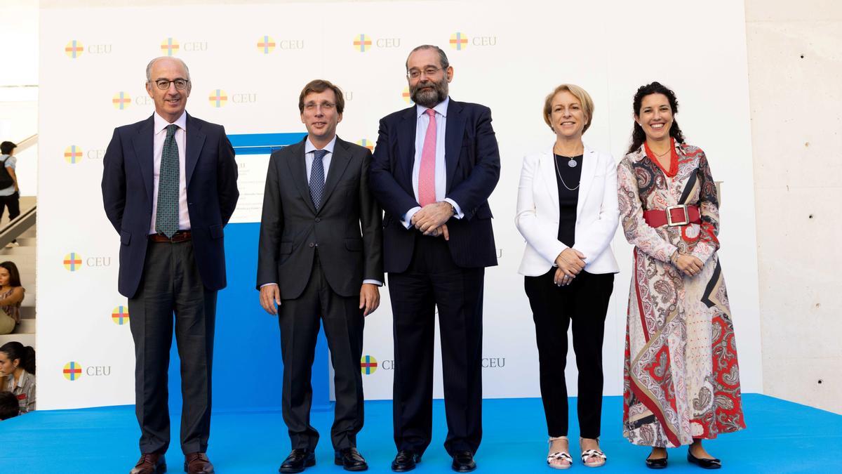 Martínez-Almeida inaugura el nuevo edificio de la Facultad de Humanidades y Ciencias de la Comunicación de la Universidad CEU San Pablo.