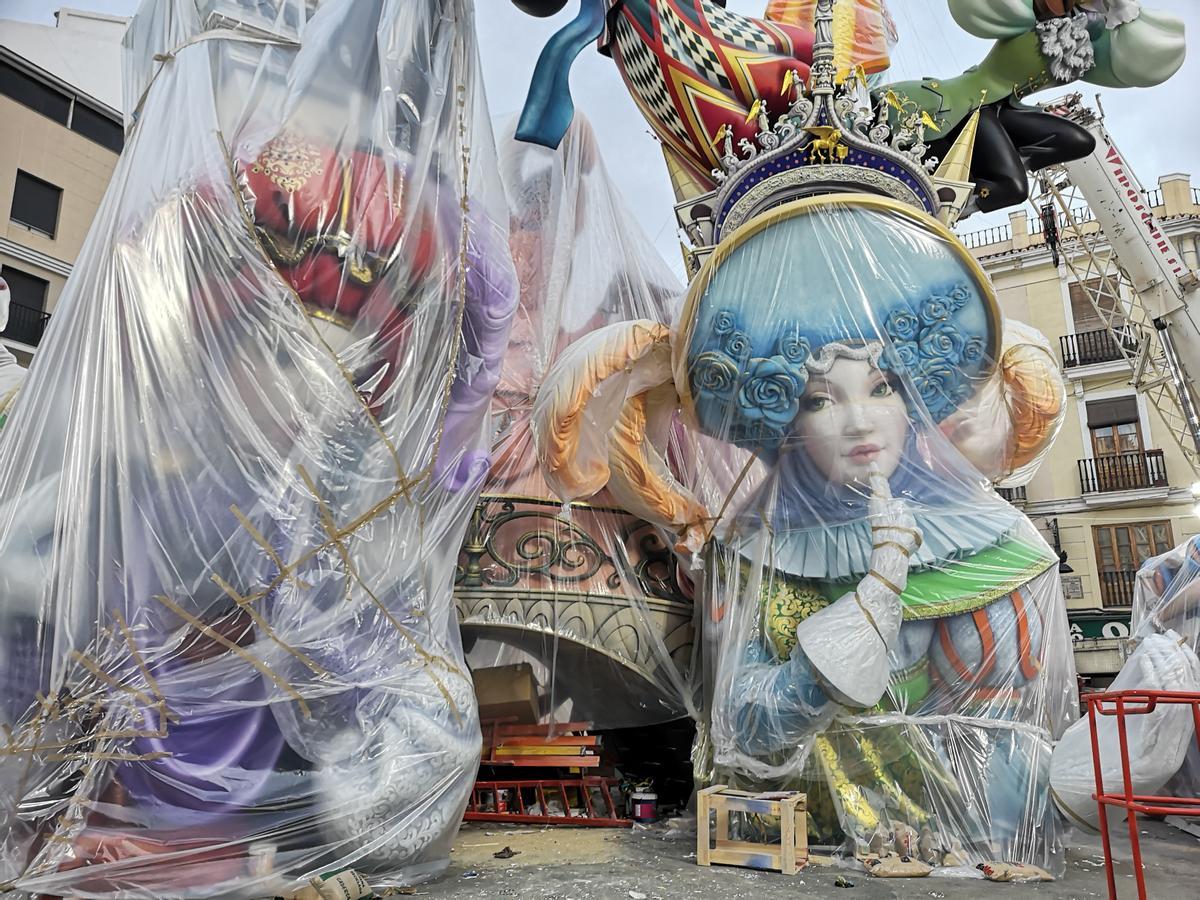 Los plásticos cubren también la trasera de la falla