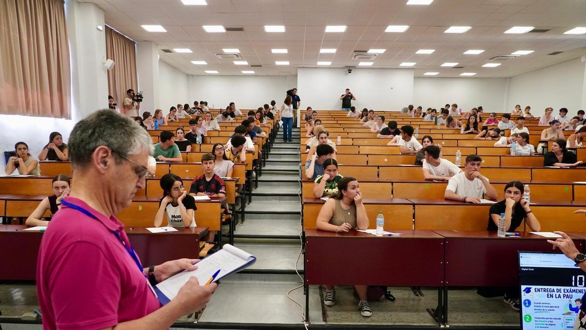 Estudiantes malagueños durante el primer día de la Selectividad.