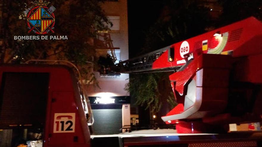 Bombers de Palma acceden al balcón del domicilio donde estaba la madre con una autoescalera.