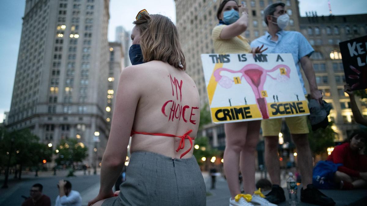 Activistas por los derechos reproductivos protestan en Nueva York.