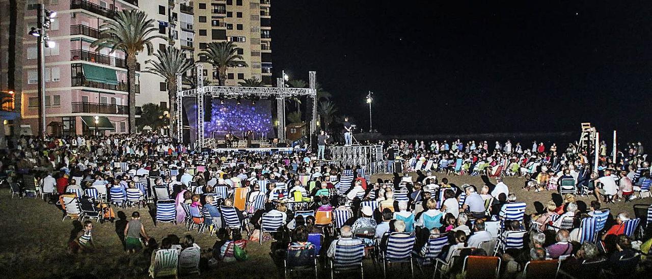 Una celebración de la Noche de Habaneras en la Playa del Cura.  | TONY SEVILLA