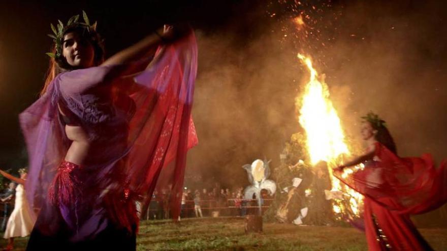 Bailarinas, danzando alrededor de la foguera de San Xuan, en Trasona, en la última edición de la fiesta.