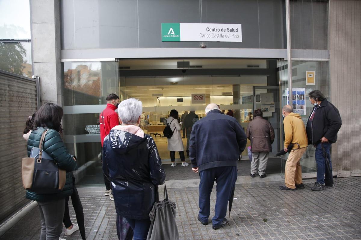 Acumulación de pacientes ayer a las puertas del centro de salud Castilla del Pino para pedir el certificado covid y otras gestiones.