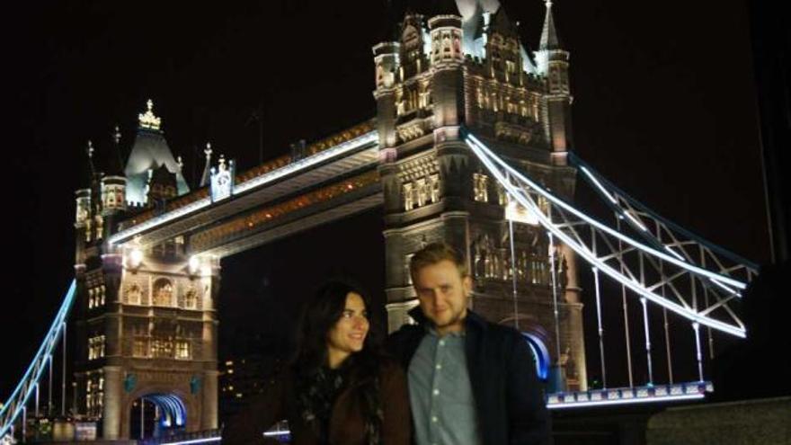 Mario y su novia, una joven murciana que también trabaja en Londres, posan frente al emblemático Tower Bridge.