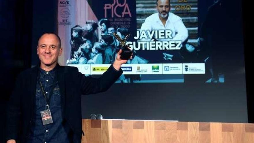 Javier Gutiérrez sonríe con su Águila de Oro en la mano. // A. Álvarez