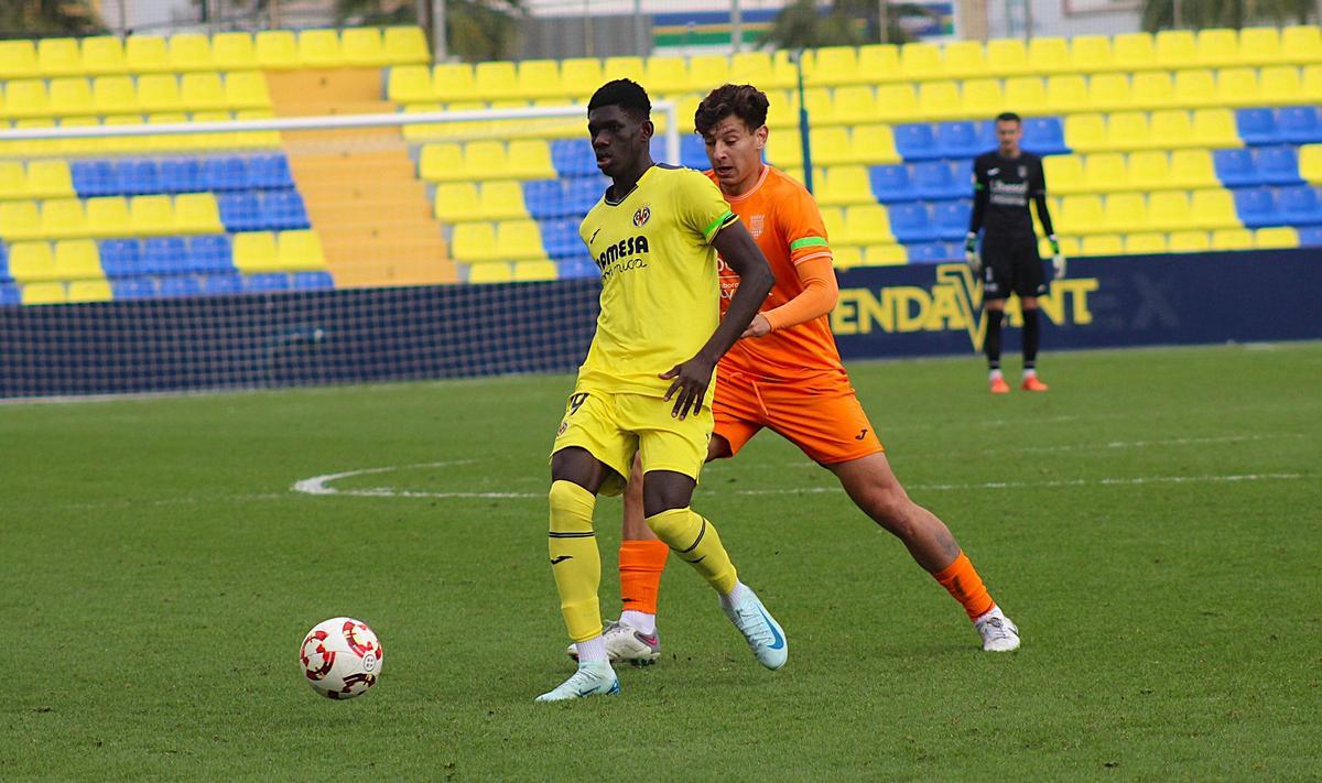 Douga Fofana anotó el primer gol del filial amarillo frente al Atzeneta.