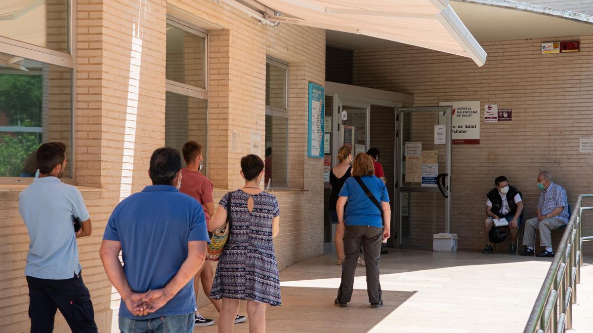 Colas ayer para acceder al centro de salud Palleter de Castelló, uno de los más saturados de la provincia.