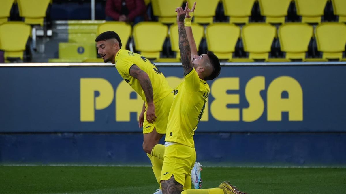 Álex Millán celebra el tanto del Villarreal B.