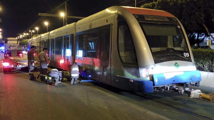 El tranvía de Vélez-Málaga ha regresado esta madrugada al municipio malagueño.