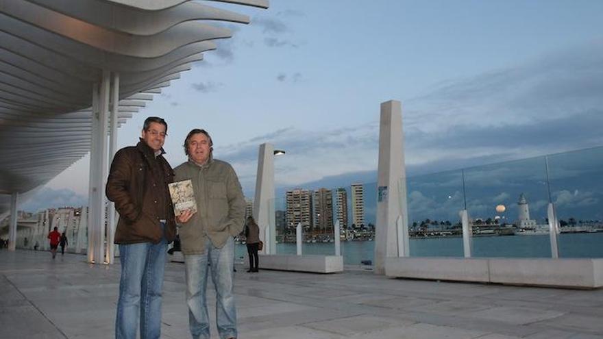 En el Palmeral de las Sorpresas, el pasado jueves, el responsable de Cedecom, Ignacio Gallego (derecha) junto al escritor Miguel Alba, con su libro S. S.Heliópolis. La primera emigración de los andaluces a Hawái (1907) de Ediciones del Genal, resultado de sus investigaciones.