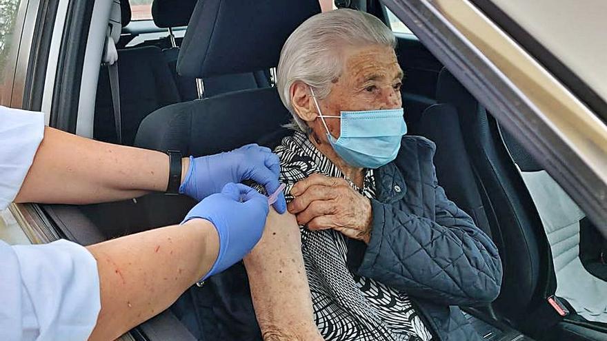 Josefa Tur, de 96 años, recibe su vacuna en el coche.