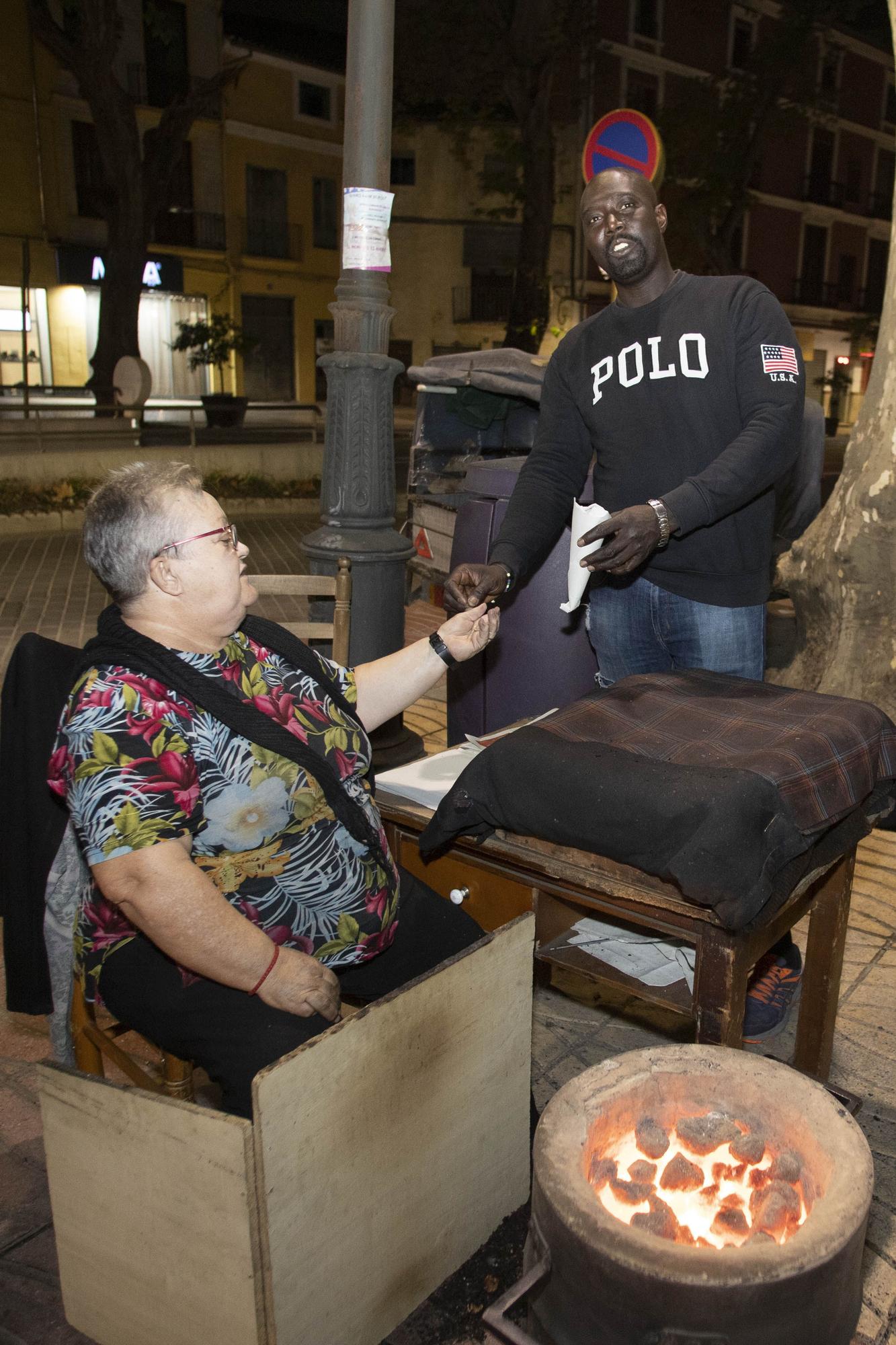 José González y Matilde Vila: la tercera generación de castañeros en Xàtiva