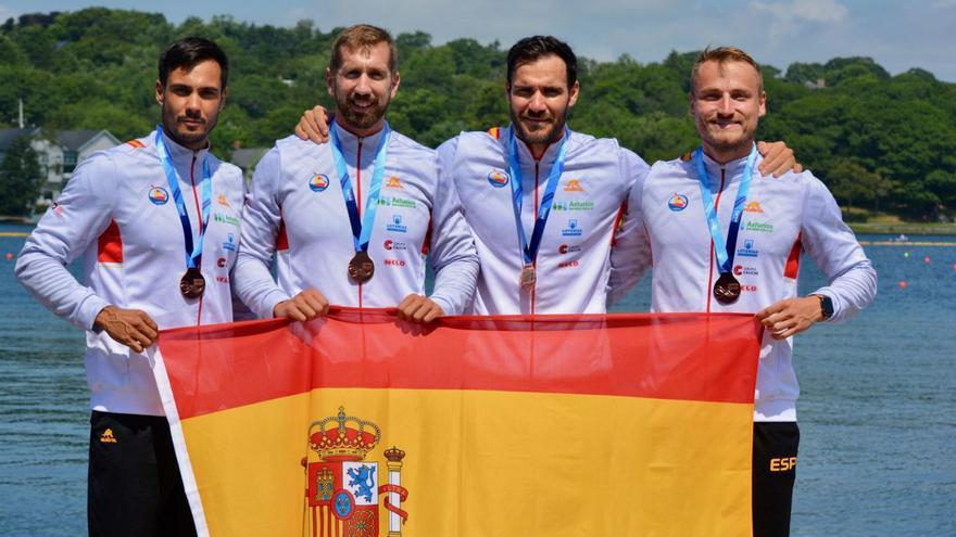 Rodrigo Germade y Carlos Arévalo, junto a Craviotto y Cooper tras ganar el oro en K4.