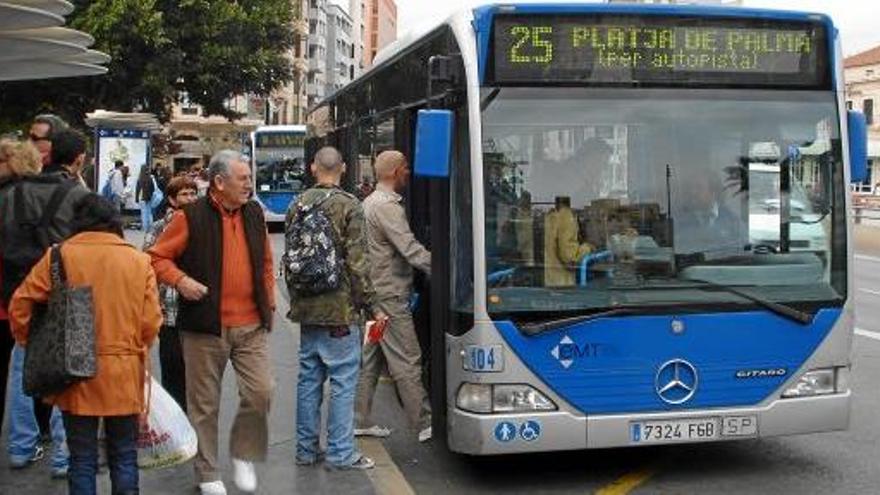 Ein Bus der Linie 25 an einer Haltestelle im Zentrum von Palma