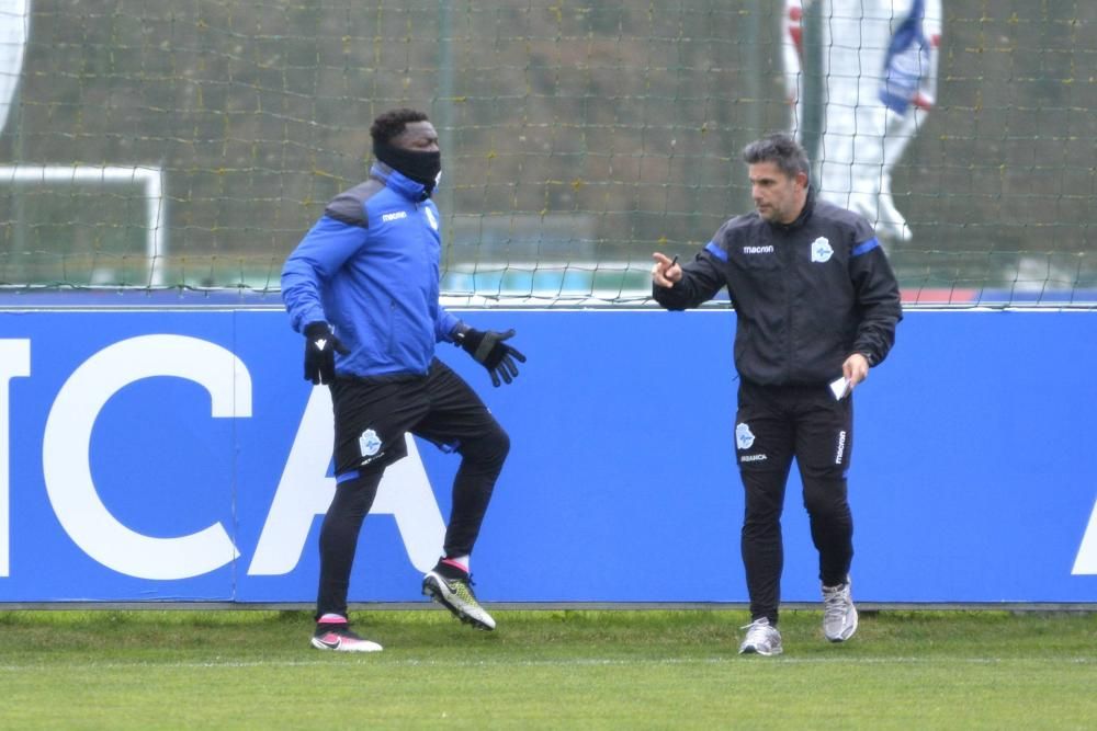 El centrocampista fue el único jugador que se ejercitó esta mañana sobre el césped. La plantilla tuvo entrenamiento en el gimnasio y sesión de vídeo.