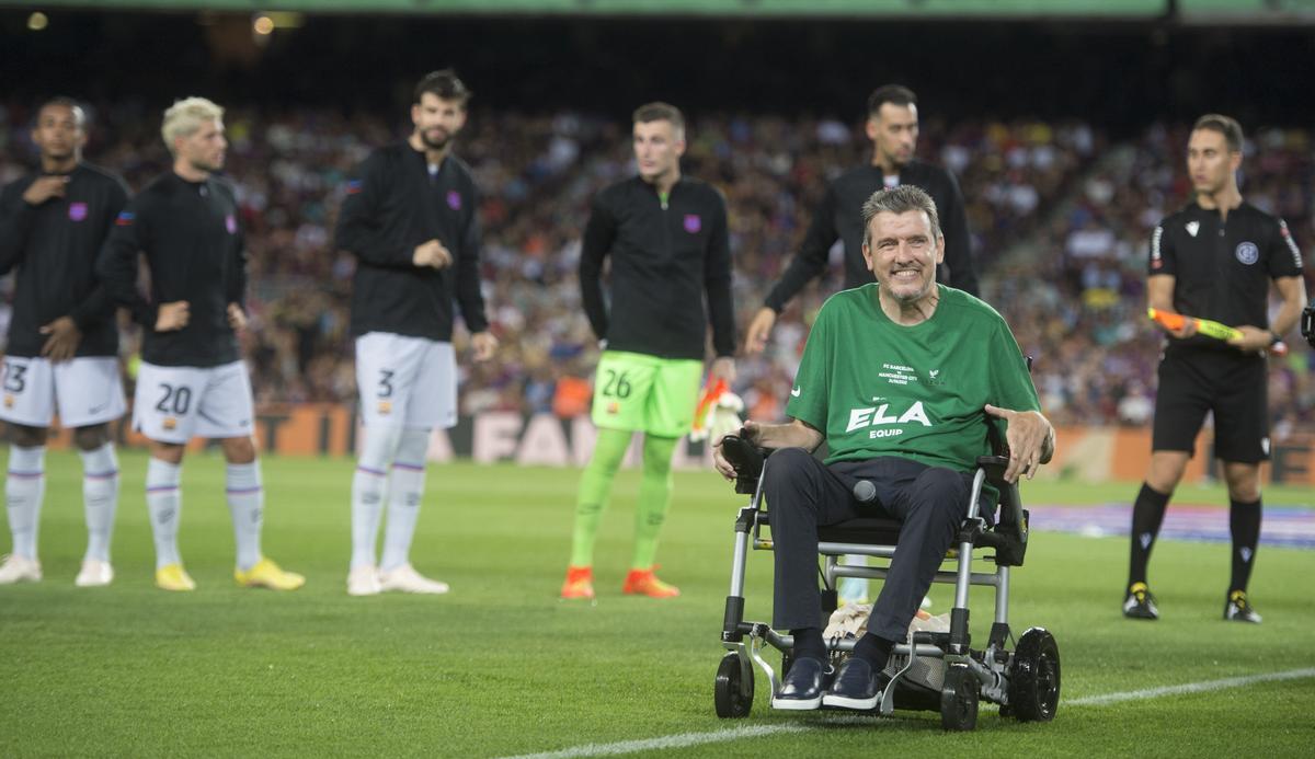 Juan Carlos Unzué tras dirigirse a los 91.000 espectadores del Camp Nou antes el partido en favor de la lucha contra la ELA entre el FC Barcelona y el Manchester City.  