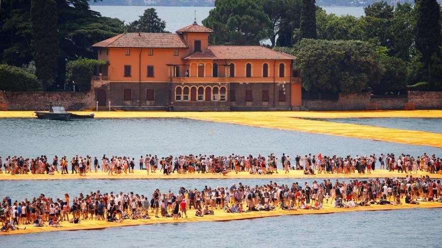 El artista Christo ha hecho caminar sobre las aguas a 1,3 millones de personas