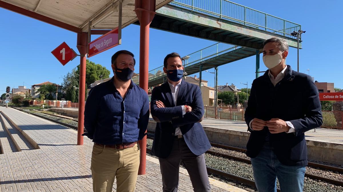 Martínez, Sánchez y Ruz en la estación de Cercanías de Callosa de Segura